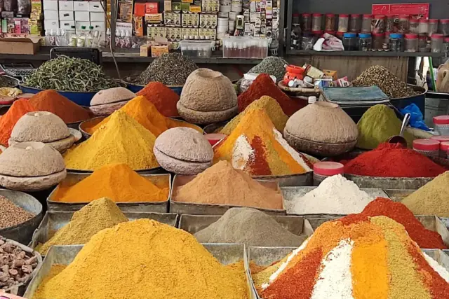 Calle azul con escalones y matas en macetas dentro de la medina de Chefchaouen